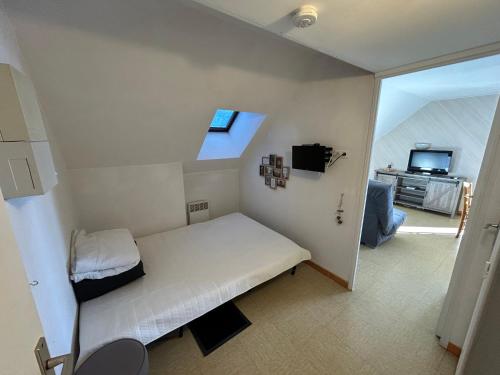 a small bedroom with a bed and a window at Boost Your Immo Aurans Réallon 666A in Réallon