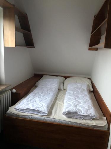 an unmade bed in a corner of a room at Meldorf-Ferienhaus in Meldorf