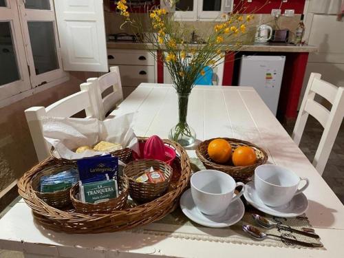 a table with baskets of bread and oranges on it at Cabaña Chañares de Banda Florida - Sveña in Villa Unión