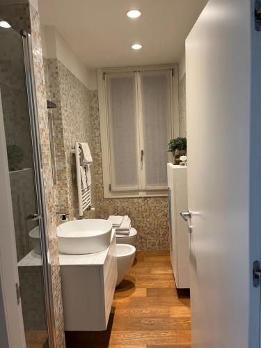 La salle de bains est pourvue de 2 toilettes et d'un lavabo. dans l'établissement Casapenelope, à Mestre