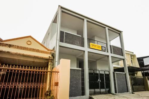 um edifício com um sinal amarelo na frente dele em OYO 93304 Wisma La Oda Syariah em Pangkajene