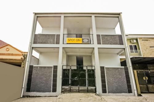 a building with a sign that reads spot on at OYO 93304 Wisma La Oda Syariah in Pangkajene