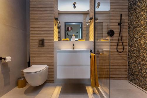 W łazience znajduje się toaleta, umywalka i prysznic. w obiekcie Yacht Park Marina w mieście Gdynia