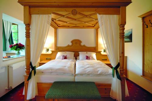 Katil atau katil-katil dalam bilik di Hotel Alpenhof - ruhige Wohlfühloase zwischen München, dem Fünf-Seenland und den Bergen, in S-Bahnnähe