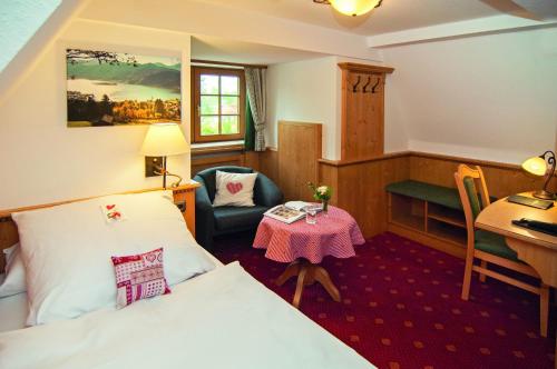 Katil atau katil-katil dalam bilik di Hotel Alpenhof - ruhige Wohlfühloase zwischen München, dem Fünf-Seenland und den Bergen, in S-Bahnnähe