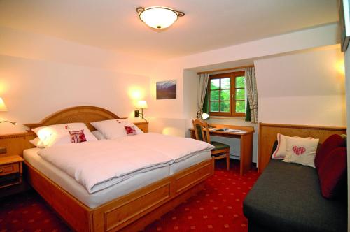 Katil atau katil-katil dalam bilik di Hotel Alpenhof - ruhige Wohlfühloase zwischen München, dem Fünf-Seenland und den Bergen, in S-Bahnnähe
