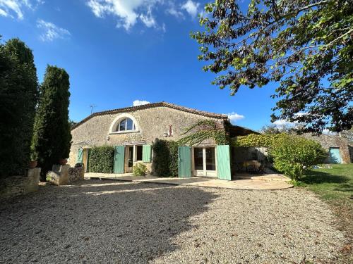een huis met een grindoprit ervoor bij Maison Lafuge - Piscine au cœur des vignes in Doulezon
