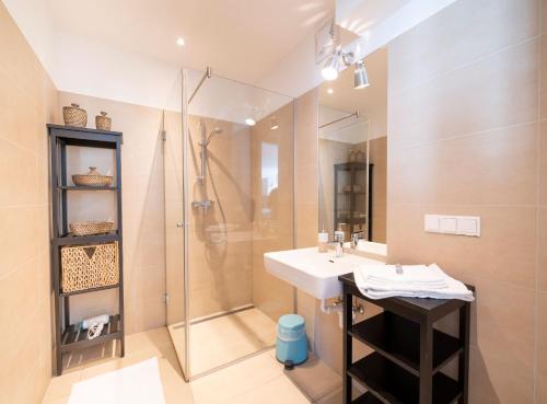 A bathroom at easy flat Margareten Apartments