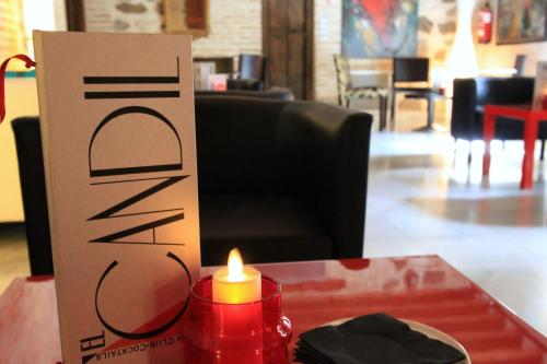 a candle sitting on top of a table with a sign at Pintor El Greco in Toledo