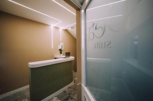 ジュリアーノ・イン・カンパーニアにあるDEA SUITEのバスルーム(シャワー、ガラスドア付)