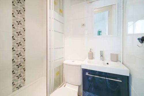 ein Bad mit einem WC, einem Waschbecken und einer Dusche in der Unterkunft Apartment proche Vaugirard - Sauge - III in Paris