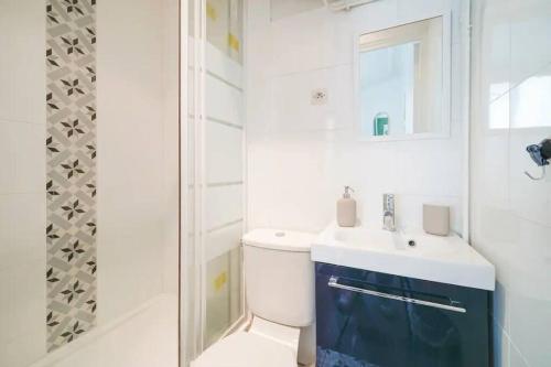 une salle de bain avec toilettes, lavabo et douche dans l'établissement Apartment proche Vaugirard - Sauge - III, à Paris