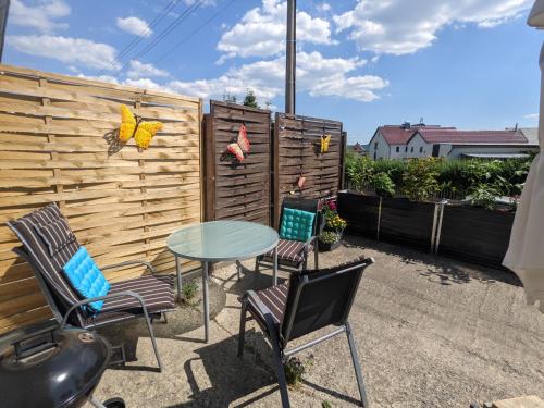 a patio with a table and chairs and a fence at W3 - Urlaubsmagie - Maisonette-Wohnung mit Pool in Lichtenhain