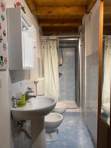 a bathroom with a sink and two toilets at Sakè Loft in Catania