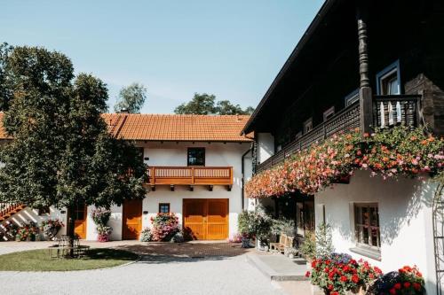 HaarbachにあるFerienwohnung Stuiberの花の横の建物