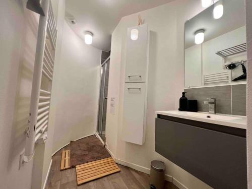 La salle de bains est pourvue d'une douche et de parquet. dans l'établissement Appartement Rénové / 7prsn / Proche gare viotte, à Besançon