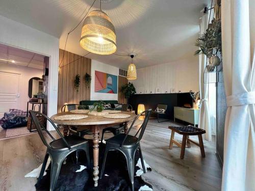 une salle à manger et un salon avec une table et des chaises dans l'établissement Appartement Rénové / 7prsn / Proche gare viotte, à Besançon