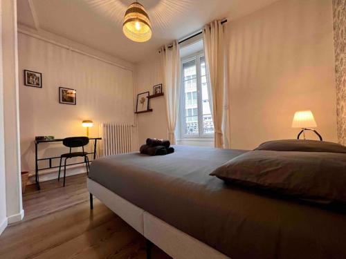 une chambre avec un grand lit et un bureau dans l'établissement Appartement Rénové / 7prsn / Proche gare viotte, à Besançon