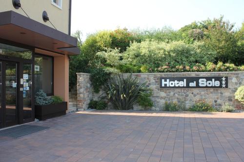 een gebouw met een bord waarop het hotel staat bij Hotel Al Sole in Cavaion Veronese