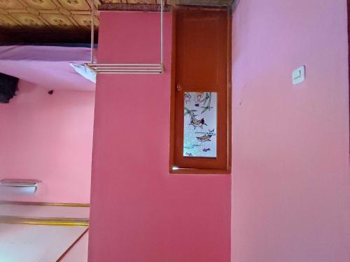 un frigorifero rosa con una foto sopra di OYO 93299 Homestay Aqsa a Kendari