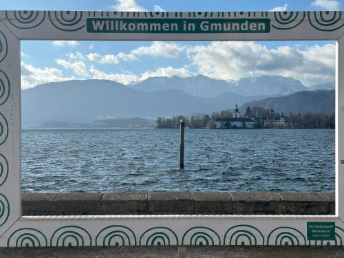 a view of a body of water with a building in the distance at CityLake G23 Apartments mit kostenloser Parkmöglichkeit !! in Gmunden