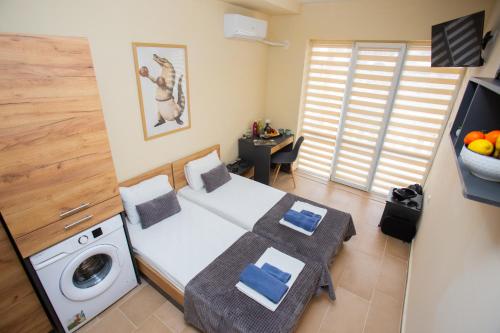 a small bedroom with a bed and a washing machine at Trendy Studios with FREE PARKING in Veliko Turnovo in Veliko Tŭrnovo