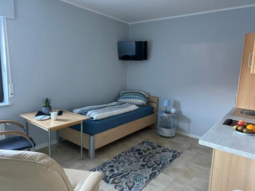 ein Wohnzimmer mit Sofa und Tisch in der Unterkunft Apartment Schorre in Löhne