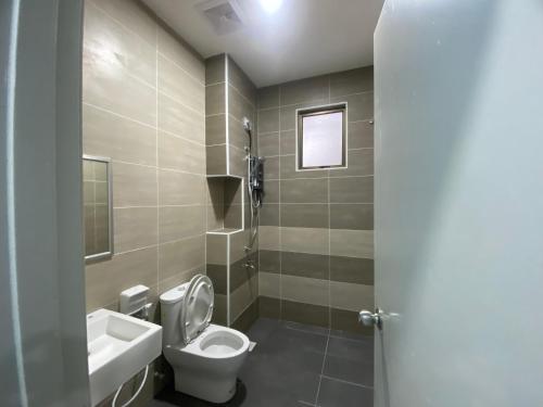 a bathroom with a toilet and a sink at DD Homestay Pasir Gudang in Pasir Gudang