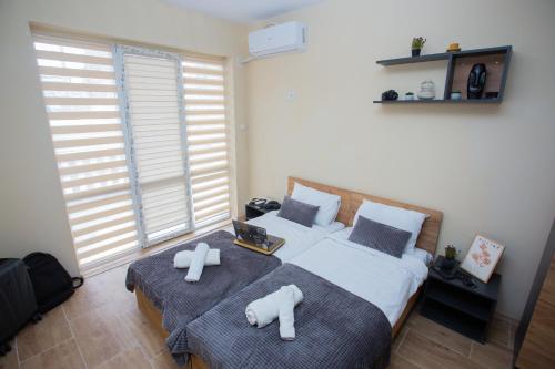 - une chambre avec 2 lits jumeaux et des serviettes dans l'établissement Trendy Studios with FREE PARKING in Veliko Turnovo, à Veliko Tarnovo