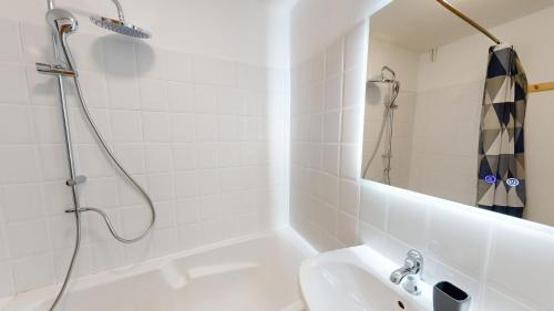 une salle de bain blanche avec une douche et un lavabo dans l'établissement Bail Mobilité Rue du 22 Novembre, à Strasbourg