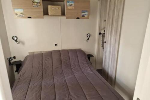 una camera con un letto di MOBIL-HOME 3 CHAMBRES LA TESTE DE BUCH a La Teste-de-Buch