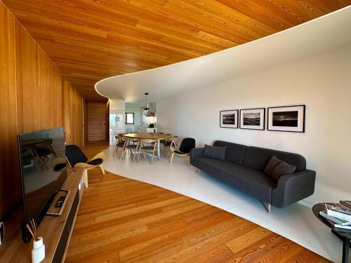帕塔亞甚的住宿－NEW! Feel the Ocean Design Apartment，客厅配有沙发和桌子