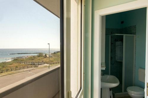 bagno con balcone affacciato sull'oceano. di Hotel La Plancia a Otranto