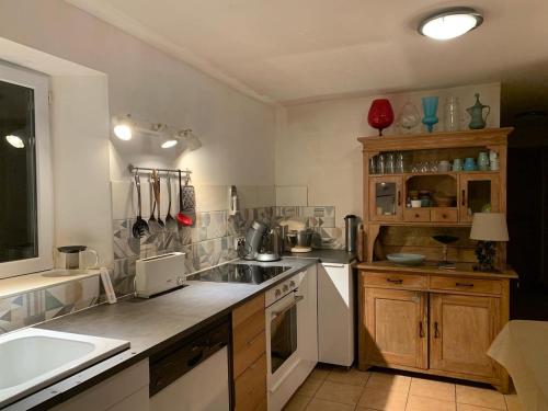 une cuisine avec un évier et un plan de travail dans l'établissement Le Moulin de Mirande, à La Tour-sur-Orb