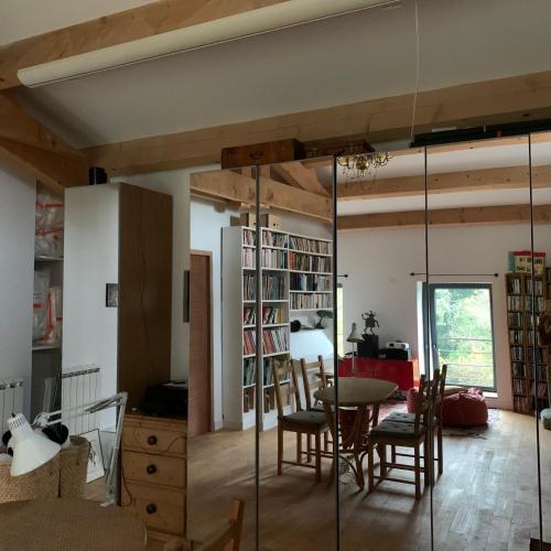 une pièce avec une table et des chaises et une salle à manger dans l'établissement Le Moulin de Mirande, à La Tour-sur-Orb