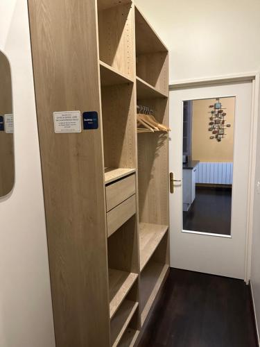 un armario con estanterías abiertas y una puerta en Appartement Serris, en Serris