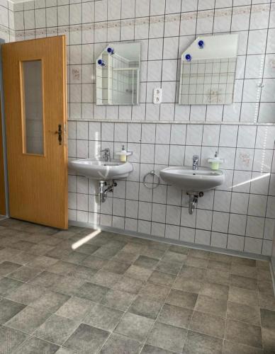- Baño con 2 lavabos y 2 espejos en Goethestraße, en Staßfurt