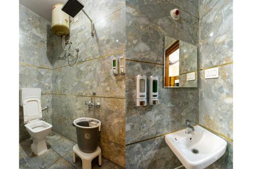 La salle de bains est pourvue de toilettes et d'un lavabo. dans l'établissement RZ Residency, à Bangalore