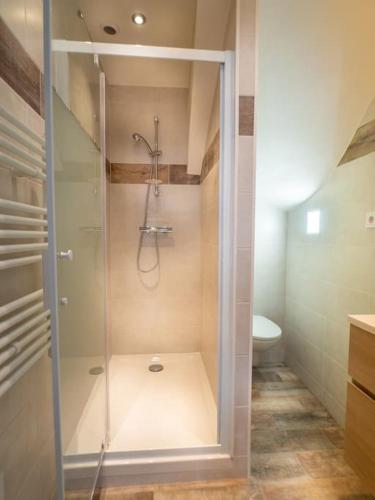 une douche avec une porte vitrée dans une salle de bain dans l'établissement Ragnar House - 3 pièces à 200m de la mer, à Antibes