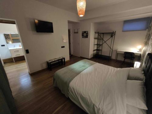 Apartament obejmuje sypialnię z łóżkiem oraz salon z biurkiem. w obiekcie ATELIER DES REVES-59620 w mieście Aulnoye-Aymeries