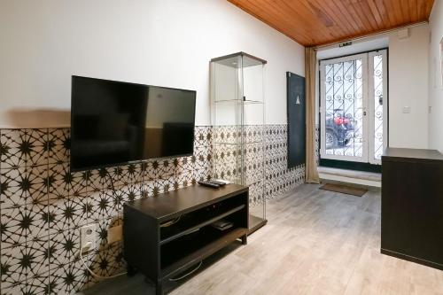 Cosmopolitan Chiado Apartment by LovelyStay