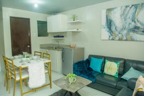 - un salon avec un canapé et une table dans l'établissement Matina Pangi Evisa Subdivision 2 bedrooms house with parking wifi Netflix, à Davao
