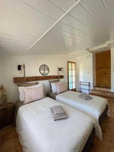 two beds sitting next to each other in a room at Le Mas de Mirabel in Mirabel-aux-Baronnies