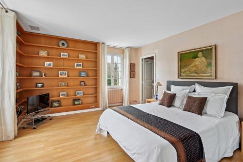 Ένα ή περισσότερα κρεβάτια σε δωμάτιο στο La Maison des Rois - Avec Jardin et Jacuzzi