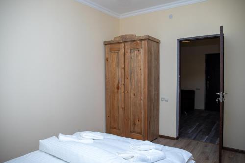 Una cama o camas en una habitación de Jean Chardin Dilijan