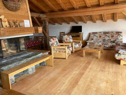 een woonkamer met banken en een open haard bij Chalet des Laix in La Rosière