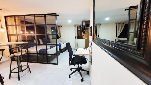 Habitación con 1 cama, escritorio y 1 dormitorio. en Andaliving Campo Valdés Apartaestudio, en Medellín