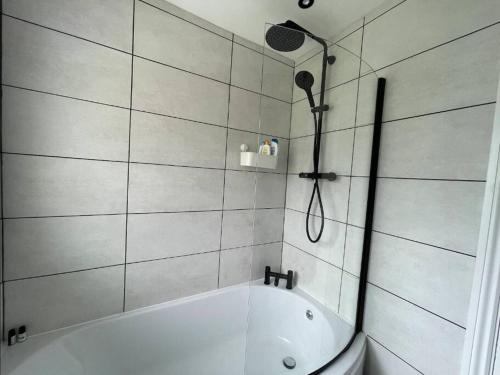 Modern 3 bedroom home, close to City Centre and Peak District في Heeley: حمام مع دش وحوض استحمام