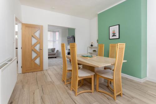 Foto St Davids House - Air Host & Stay - 4 Bedrooms - Contractor Friendly 4