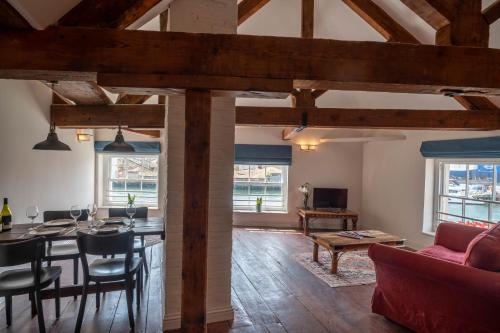 comedor y sala de estar con vigas de madera en The Old Custom House, en Poole